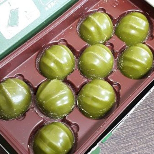 Macadamia chocolate with matcha